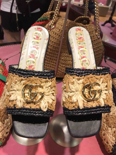 Gucci - Mules pour FEMME Claquettes en raphia à plaque GG Jolie online sur Kate&You - 1286171 K&Y1507