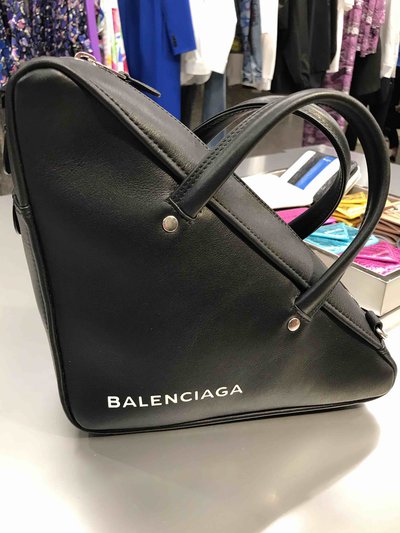 Balenciaga - Sacs à bandoulière pour FEMME Triangle Duffle S online sur Kate&You - K&Y1412