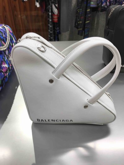 Balenciaga - Sacs à bandoulière pour FEMME Triangle Duffle S online sur Kate&You - K&Y1412